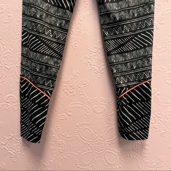 OYSHO leggings black and white patterned leggings zip pocket rear waist.… - Picture 2 of 8